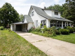 240 S 2nd St, Capron, IL 61012