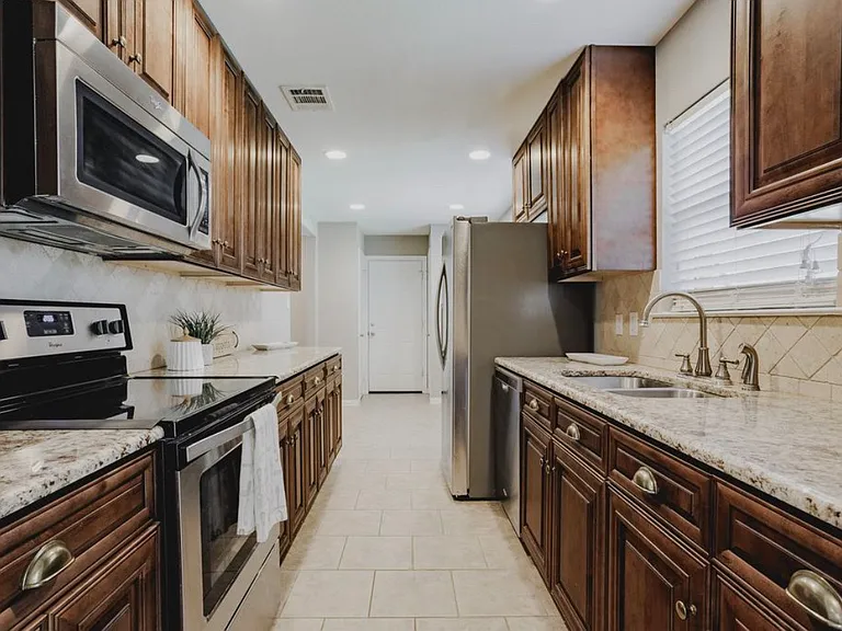 832 Greenhaven Dr — Photo 5