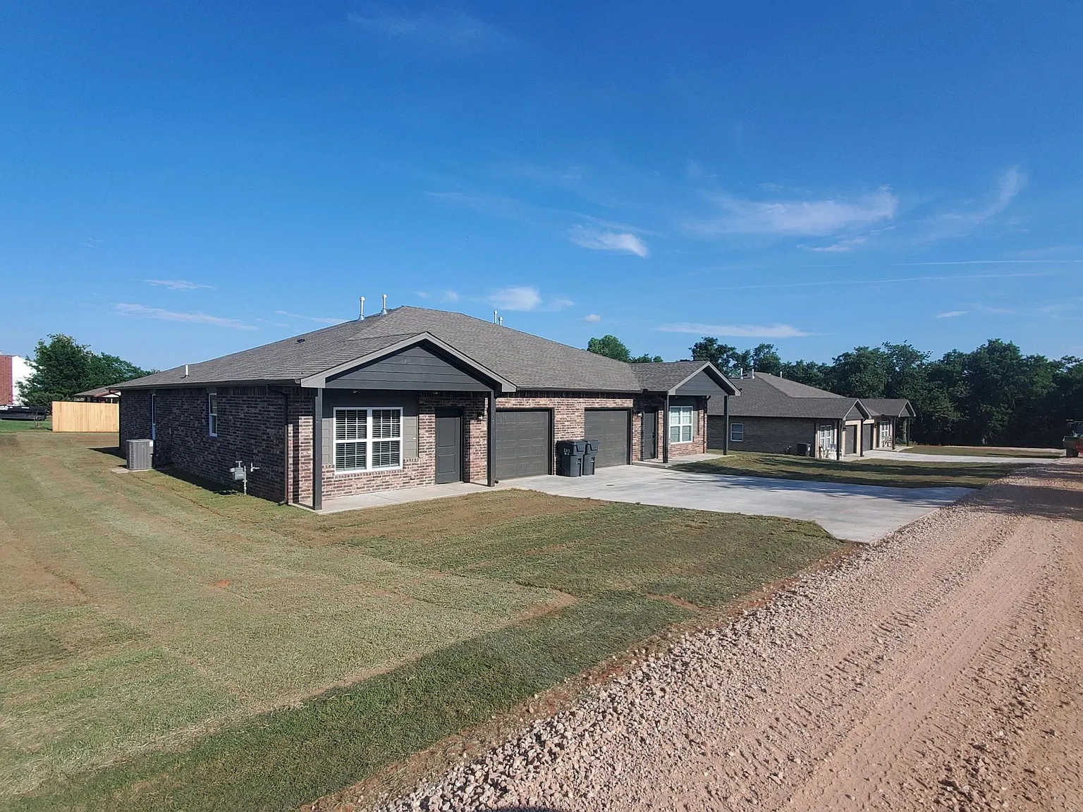 806 Doolittle Dr — Photo 2