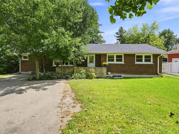 8 Emming Ct, Hamilton, ON L9C 4A2