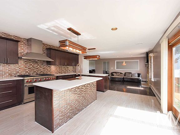 4th image of 22 Oakpoint Dr W
