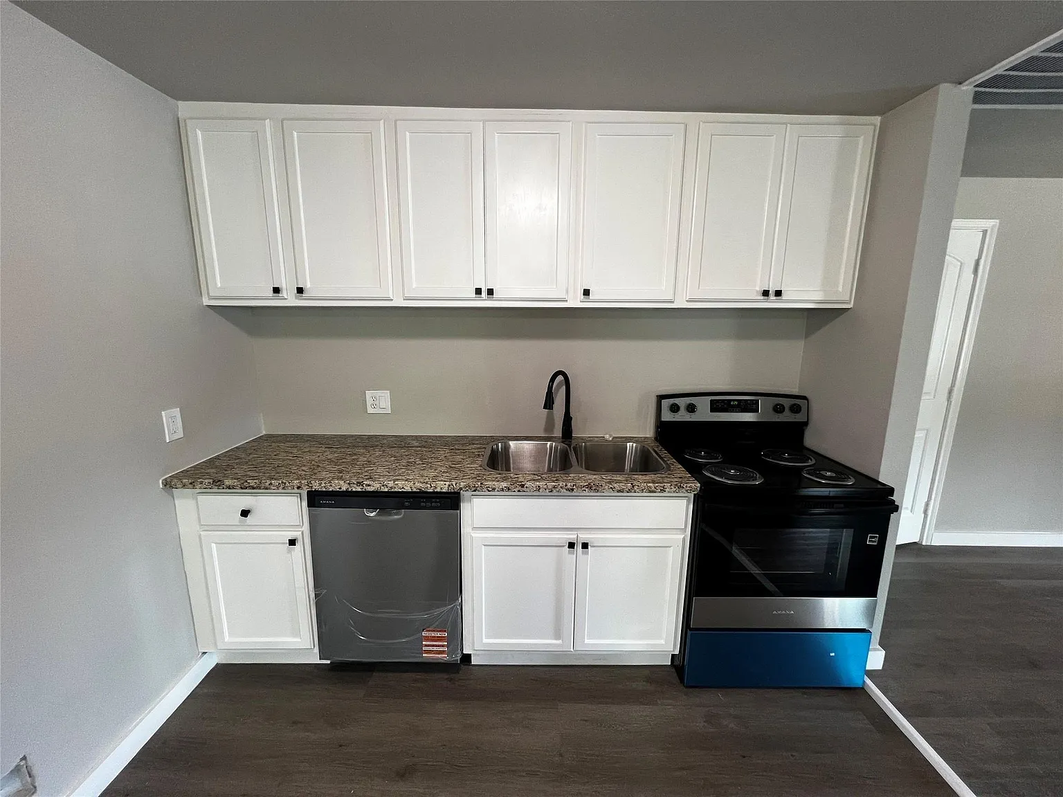 3 bed, 1.0 bath, 1244 sqft, $1,595 — Photo 3
