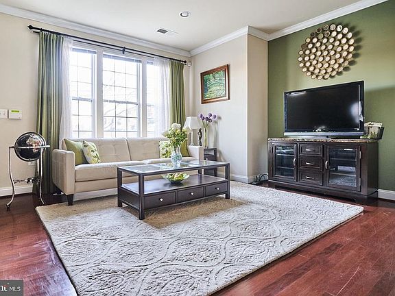4th image of 242 N Summit Ave #21
