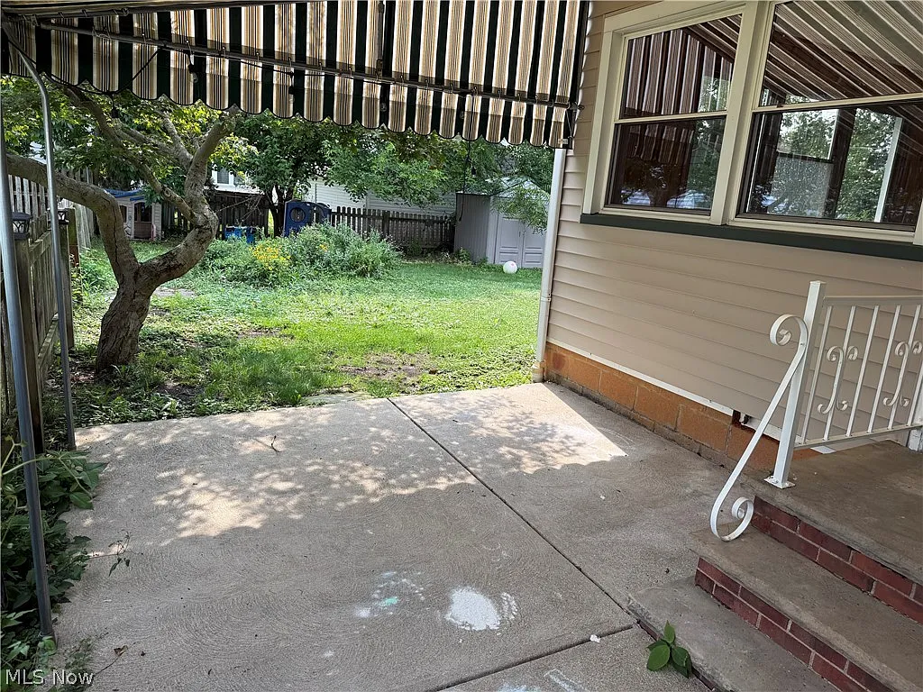 3 bed, 2.0 bath, 1823 sqft, $2,000 — Photo 2