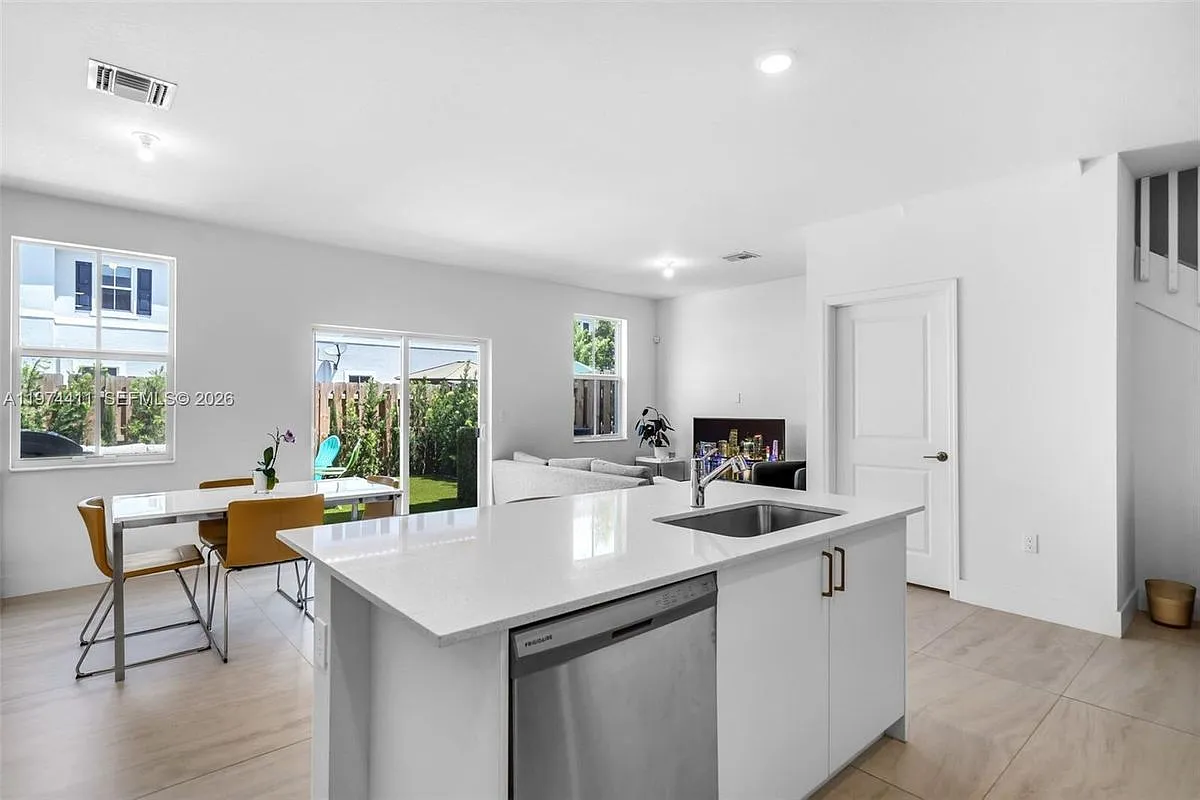3 bed, 3.0 bath, 1344 sqft, $3,500 — Photo 2