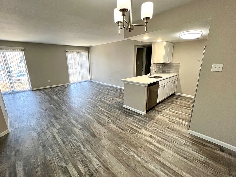 Country Club Place Apartments — Photo 17