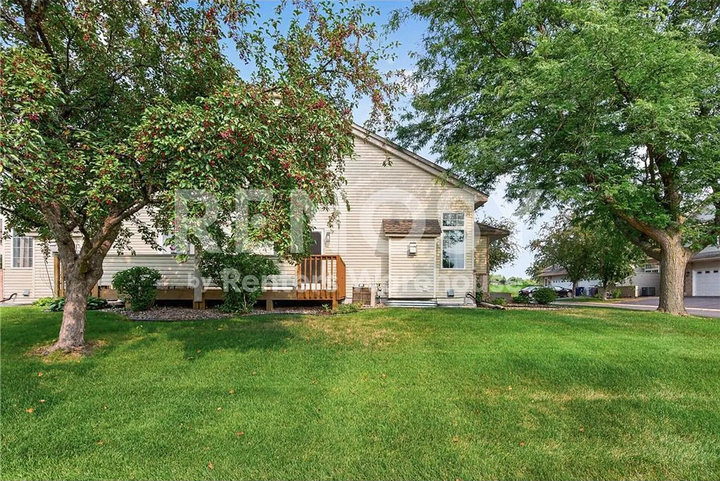 Available Now 4 Bedroom 1.5 Bath End Unit Townhouse in Savage — Photo 3