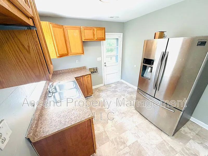 3 bed, 1.0 bath, $1,400 — Photo 3