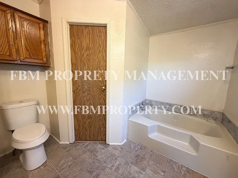 633 Mosley Rd — Photo 27