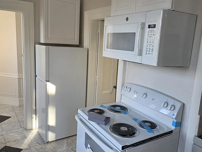 35 Florence St #4 — Photo 2