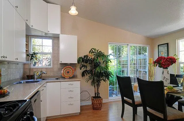 3 bed, 1100 sqft, $4,995 — Photo 3