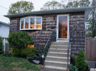615 Oak Neck Rd, West Islip, NY 11795