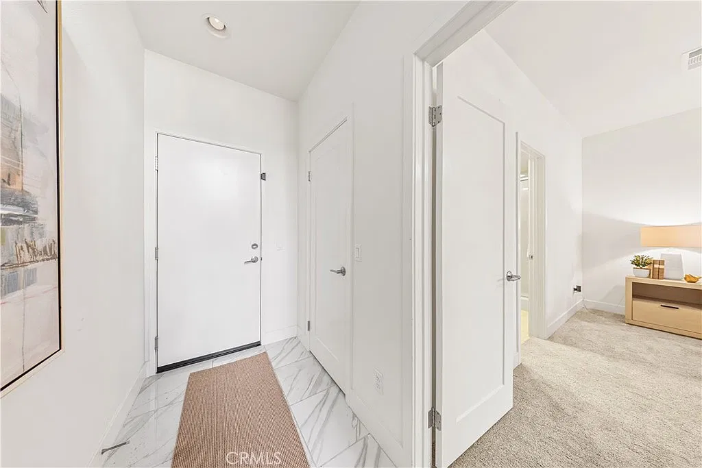 3 bed, 3.5 bath, 2318 sqft, $5,600 — Photo 4