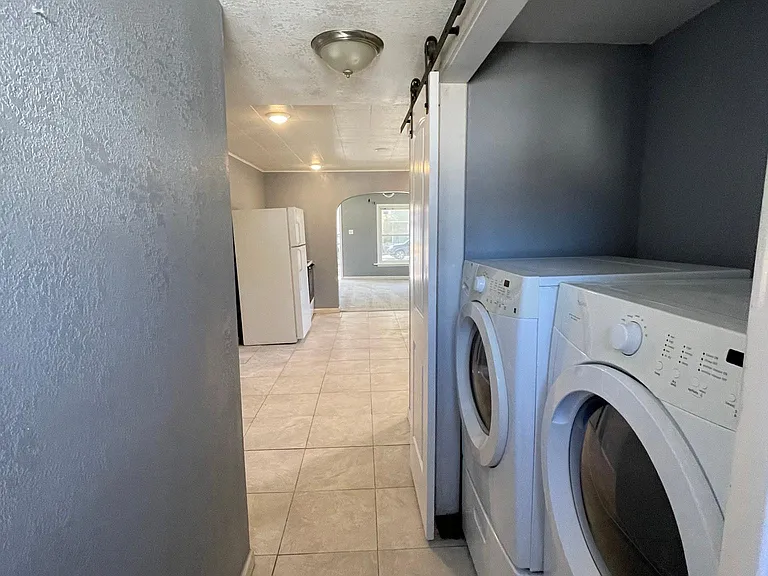1420 E 2nd Ave — Photo 15