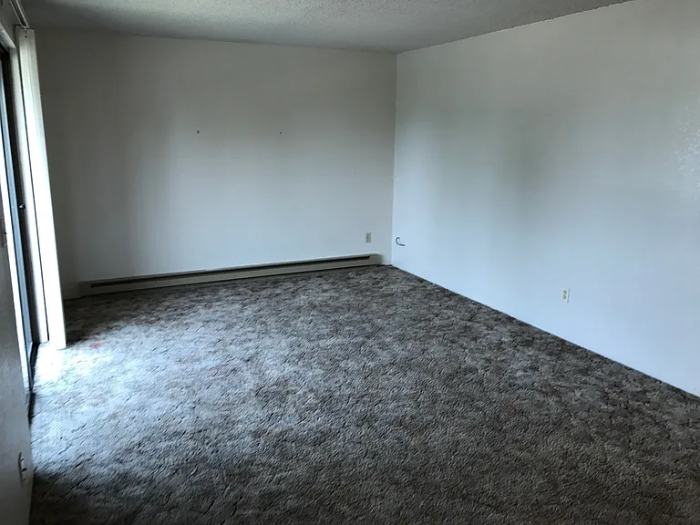 330 NE C St — Photo 2