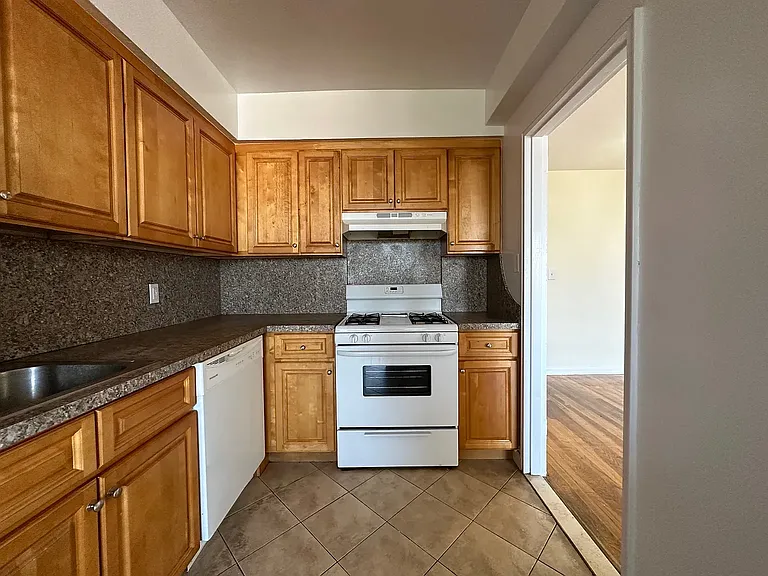 16420 Highland Ave #4G — Photo 4