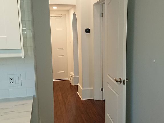 2nd image of 117 Wellington St S