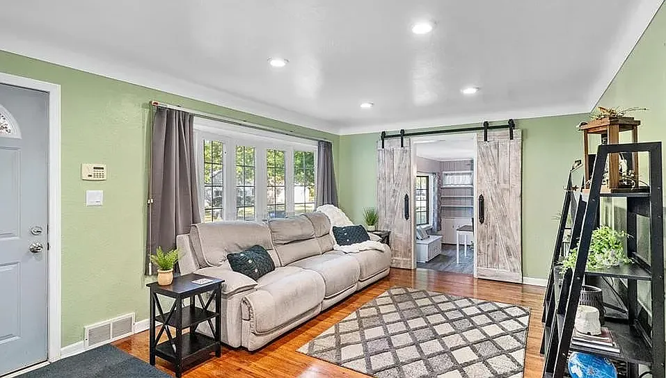 3 bed, 1216 sqft, $1,850 — Photo 3