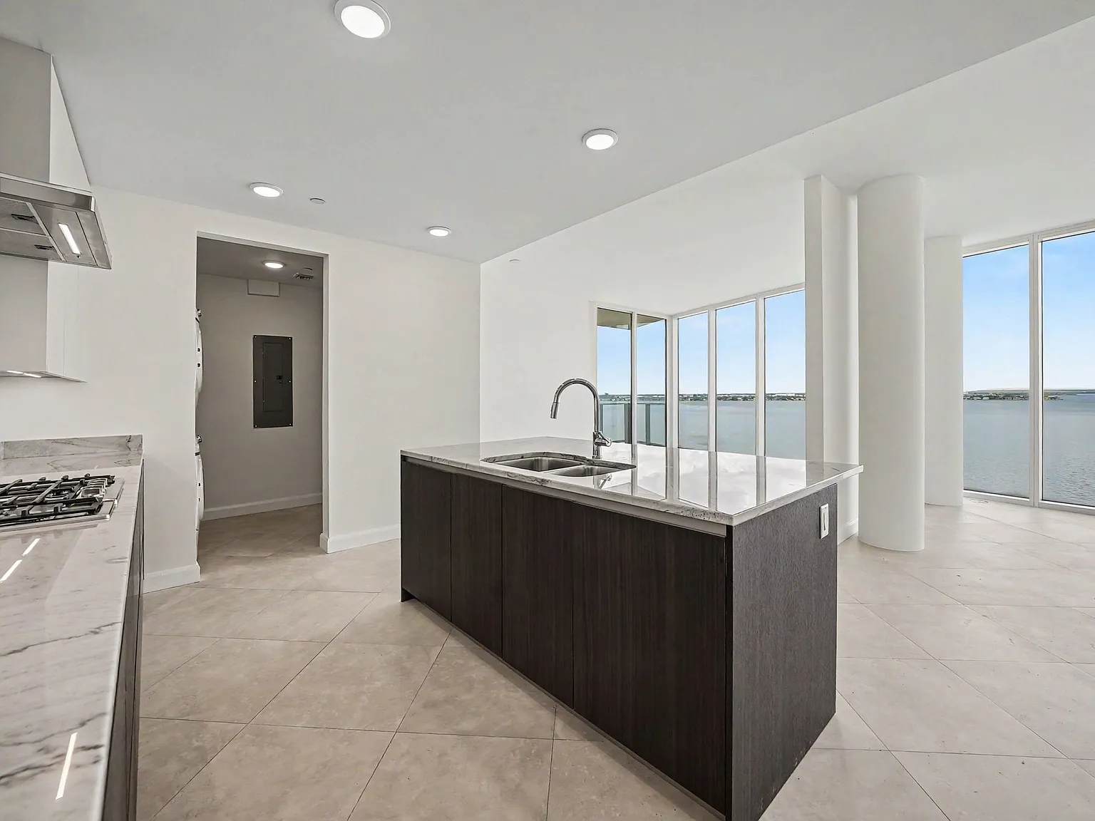 2 bed, 2.5 bath, 2537 sqft, $11,000 — Photo 3