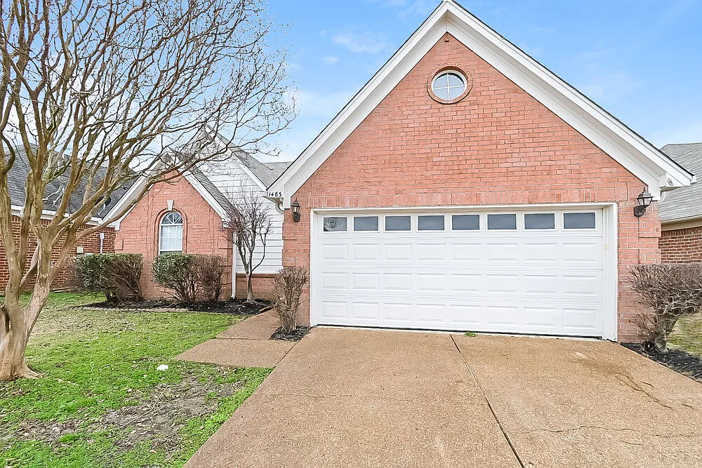 3 bed, 2.0 bath, 1367 sqft, $1,720 — Photo 1