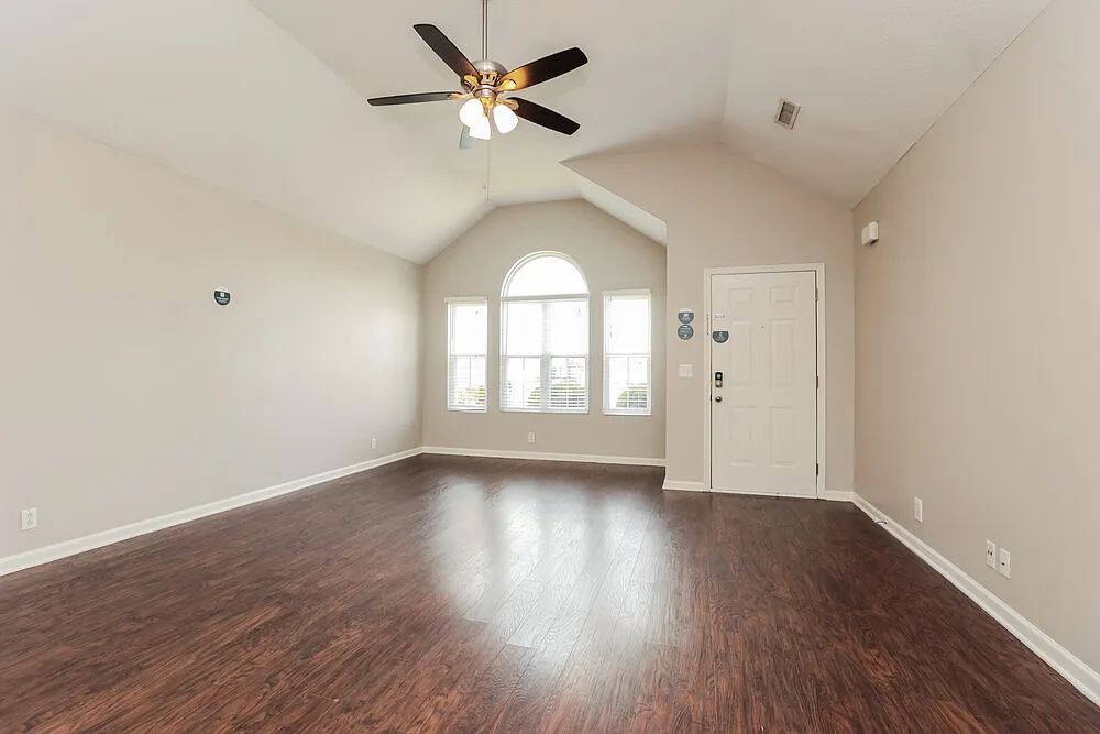 3 bed, 2.0 bath, 1327 sqft, $2,065 — Photo 3