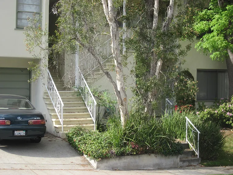 2101 Benecia Ave — Photo 2
