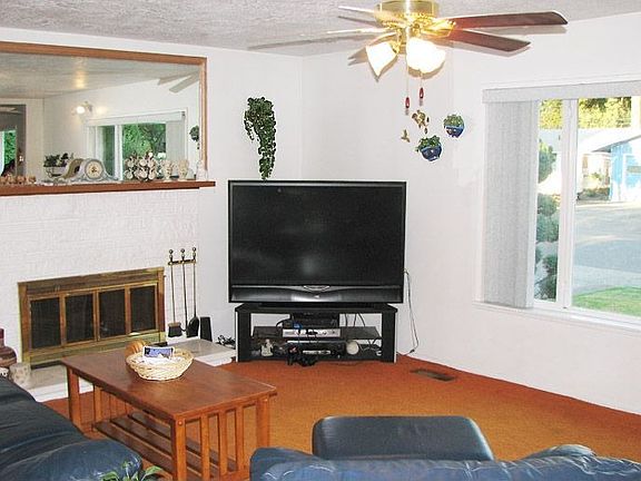 5955 SW Taralynn Ave - living room