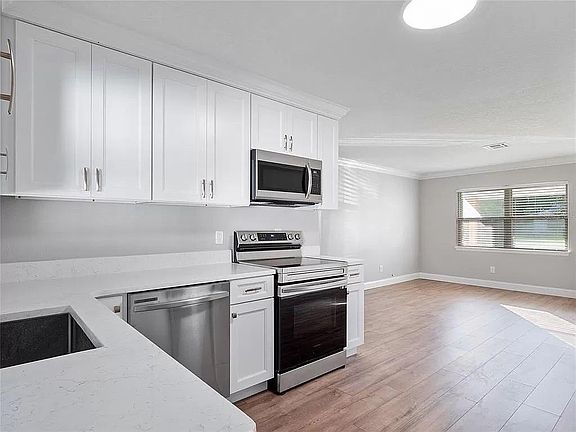 5th image of 1169 Park Dr