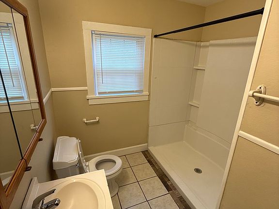 5th image of 1003 N El Paso Ave
