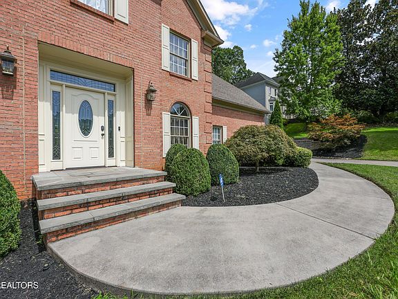 5th image of 816 Foxfield Ln