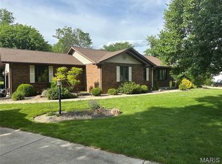 1214 W Woodfield Dr, Alton, IL 62002