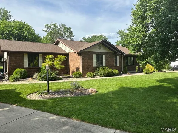 1214 W Woodfield Dr, Alton, IL 62002