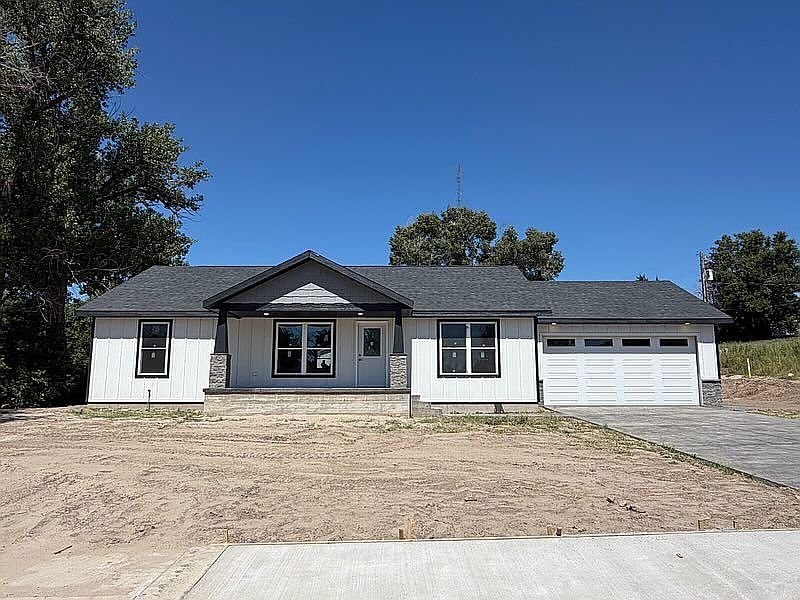 1st image of 218 9th Ave W