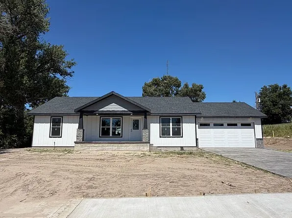218 9th Ave W, Benkelman, NE 69021