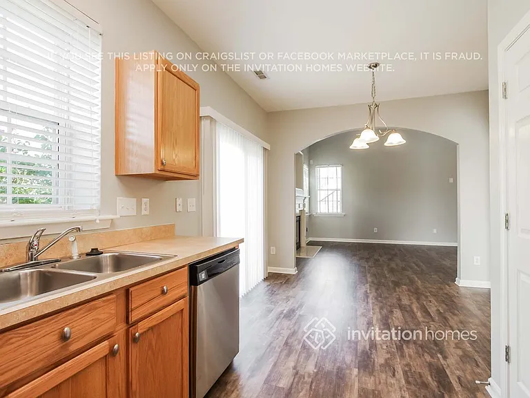 4903 Abercromby St — Photo 7