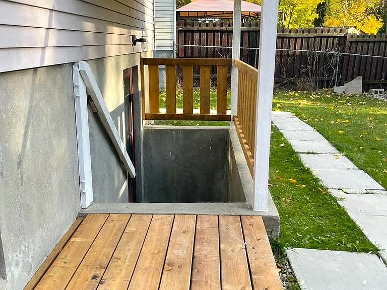 46 Caprice Cres — Photo 3