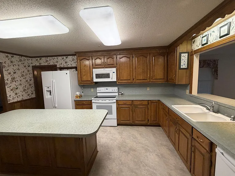 6811 Oakdale Rd — Photo 9