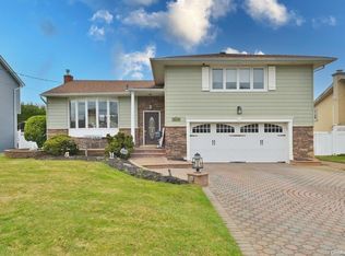35 Brewster Rd W, Massapequa, NY 11758
