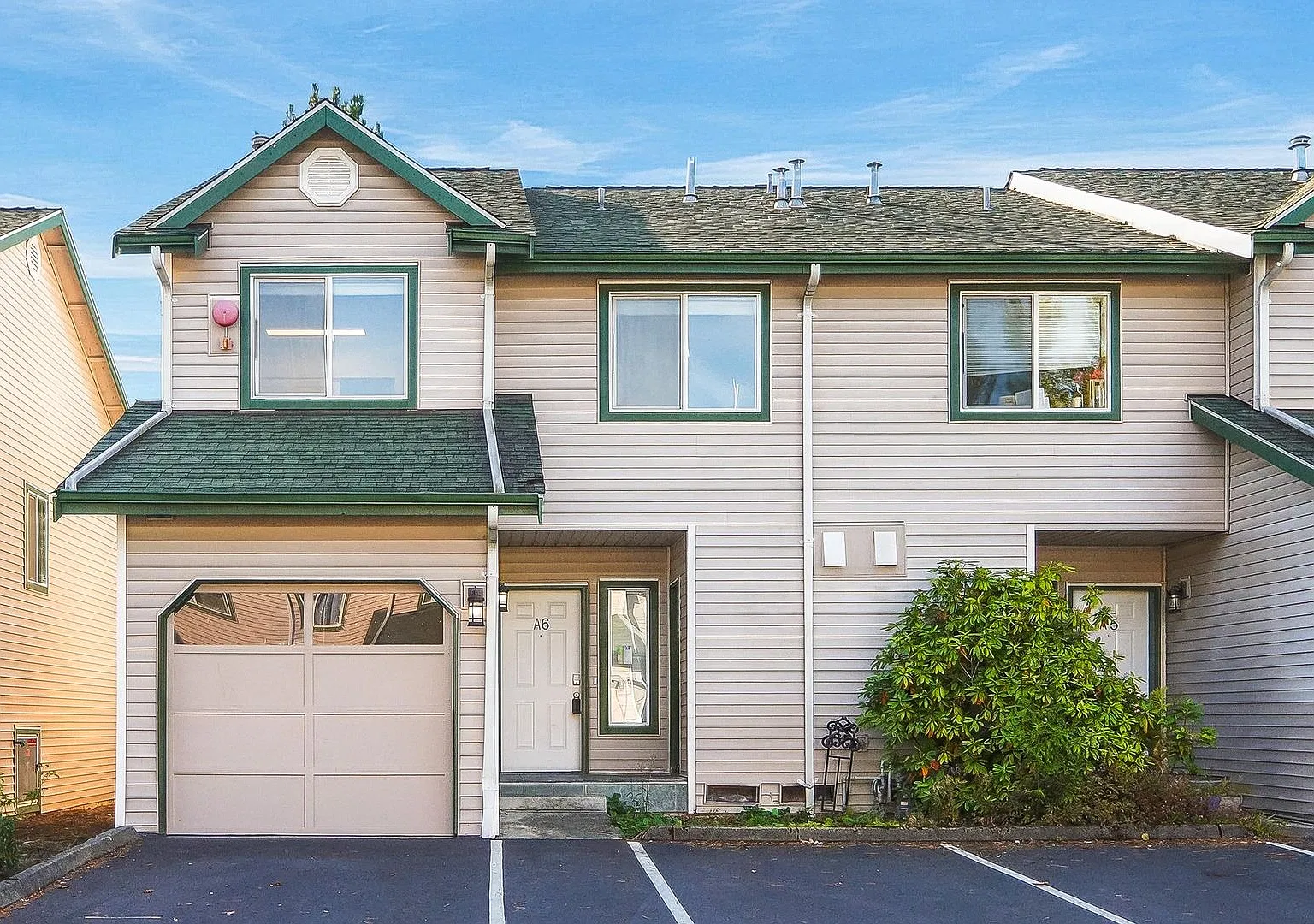 Beautiful 3-Bedroom Townhome in Prime North Lynnwood Location — Photo 1