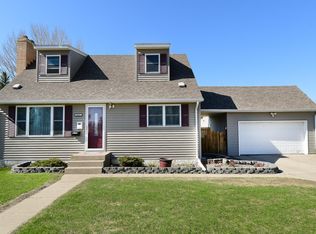912 Park Dr, Grand Forks, ND 58201
