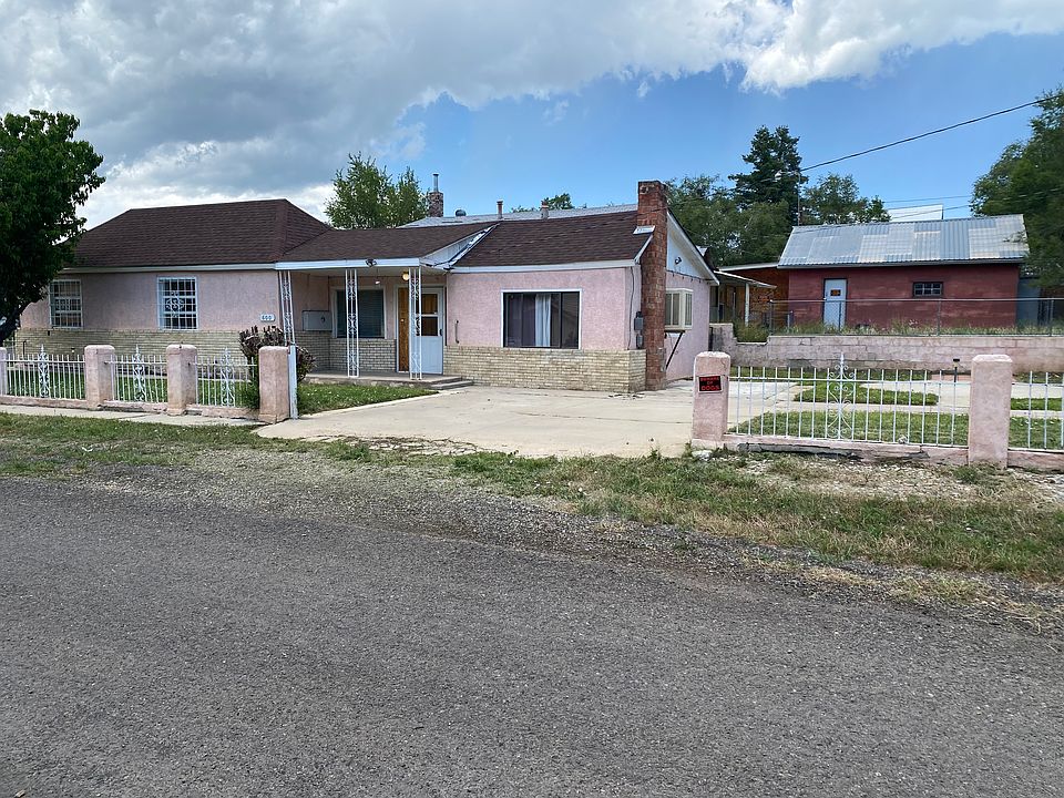 3 bedroom house, pets allowed, no smoking in the house, no parties larger than 4 people and internet can be included with rent for extra cost, if needed via Starlink.