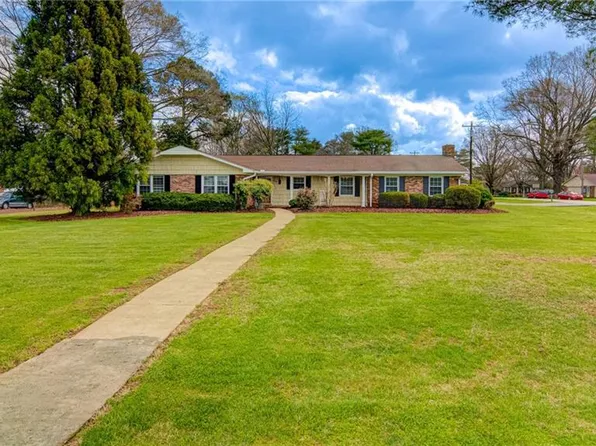 4705 Duffer Ln, Pfafftown, NC 27040