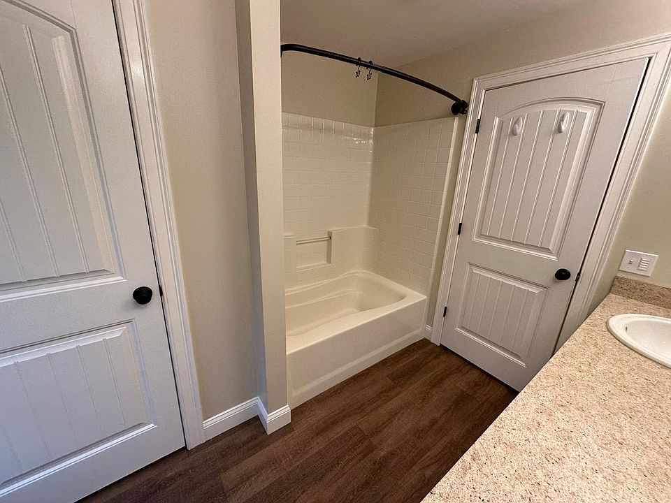 One piece tub/shower