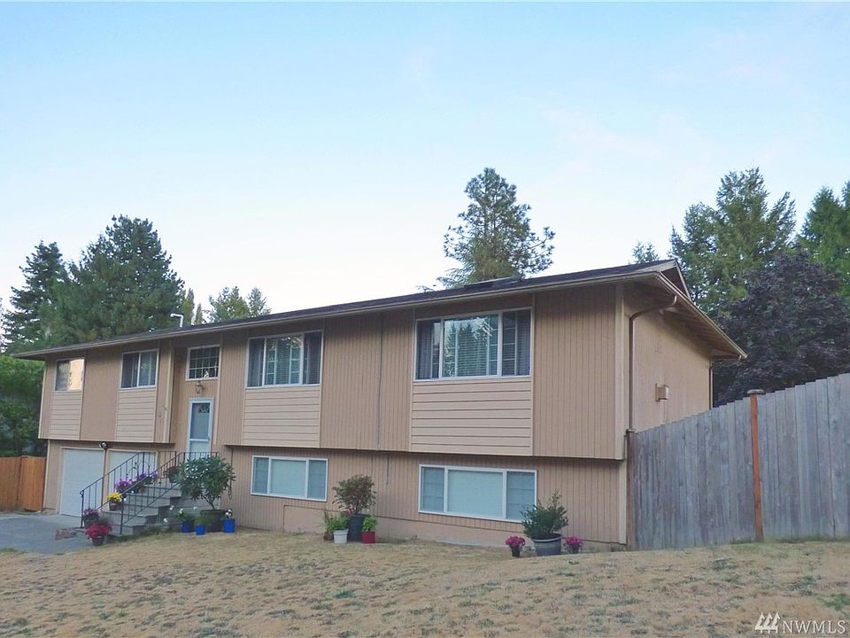 1st image of 816 Forrestal Pl NE