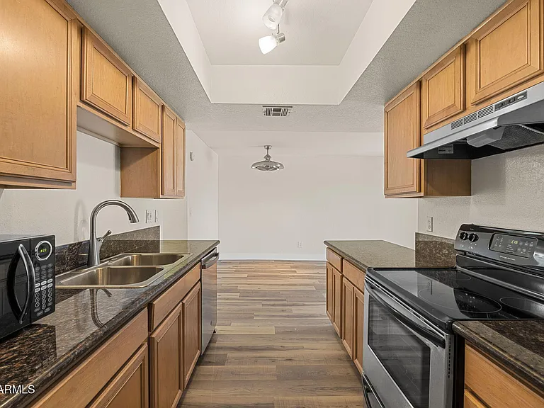 740 W Elm St #207 — Photo 15