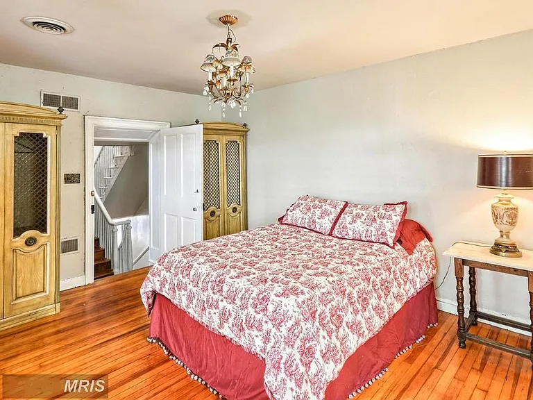 340 N Market St — Photo 31