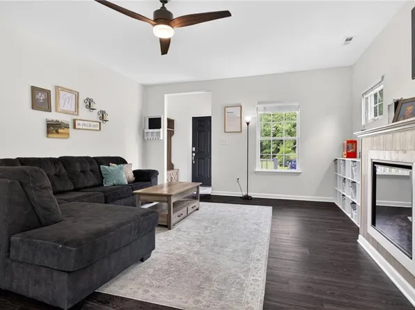 322 Snowberry Ln, Chesapeake, VA 23320