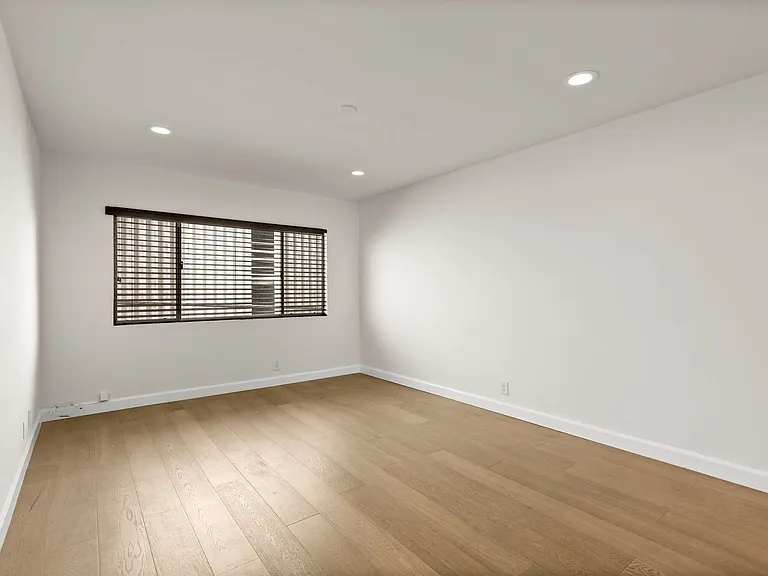 (El/Eu/Yo:B) 148 S. Oakhurst Drive — Photo 17