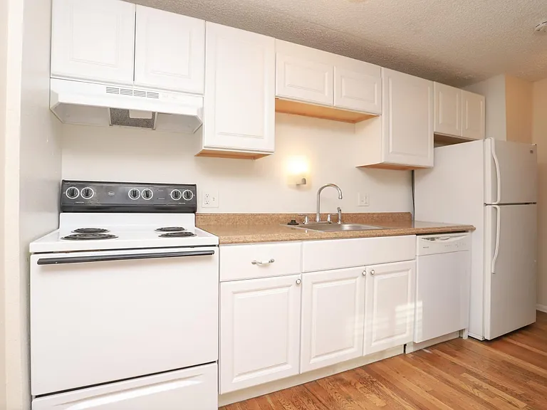 140 S Ogden St — Photo 4