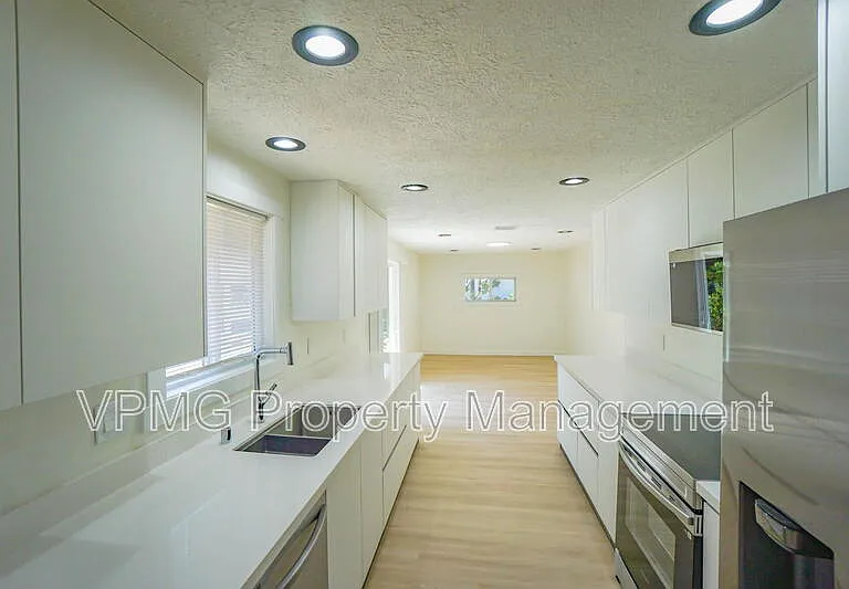 19505 NE 11th St — Photo 9